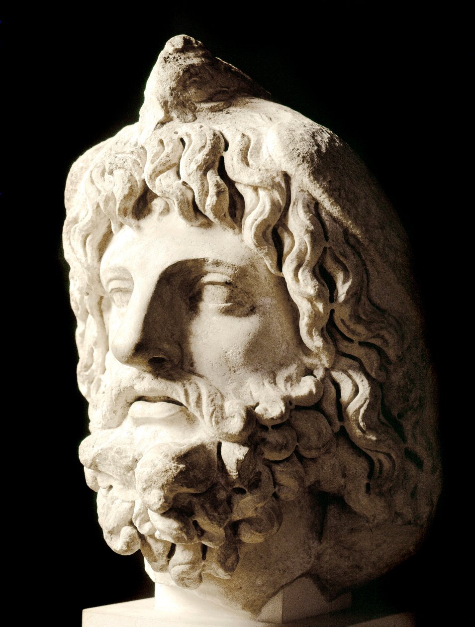 Romersk kunst: "" skægget hoved dækket af en død fugl af Sarapis eller Serapis, græsk-egyptisk dødsgud""" Marmorskulptur fra Kartago. 2. århundrede. Svag. 60 cm Paris, Musée du Louvre af Roman