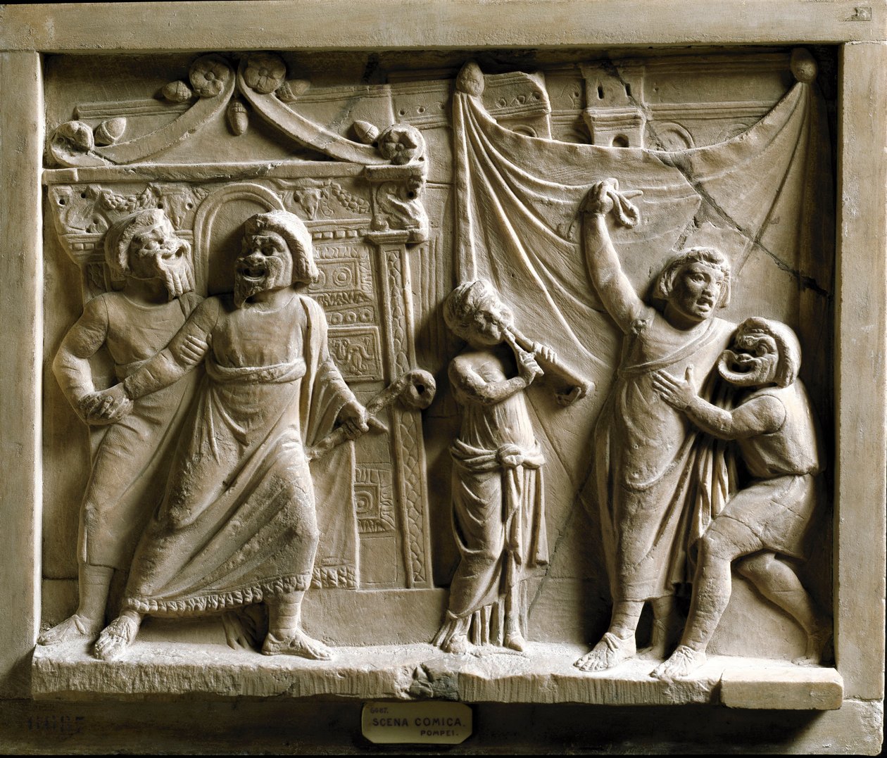 Romersk kunst: komedieteaterscene (komedie) af stykket "Andria" af Terence (Publius Terentius Afer) (185-159 f.Kr.), relief fra Pompei - Museo Archeologico Nazionale Napoli - Scene for den græske komedie Andria, af Terence (Publius Terentius Afer) (195/185 af Roman