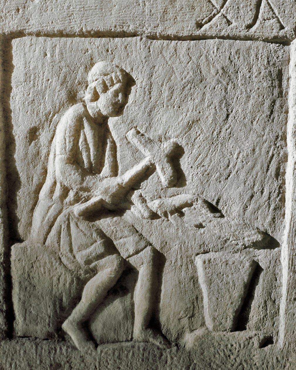 Romersk kunst: detalje af en stele, der forestiller en smed, der slår metal på en ambolt. Fra Konstantinopel. 1. århundrede f.Kr. Istanbul, Arkæologisk Museum af Roman