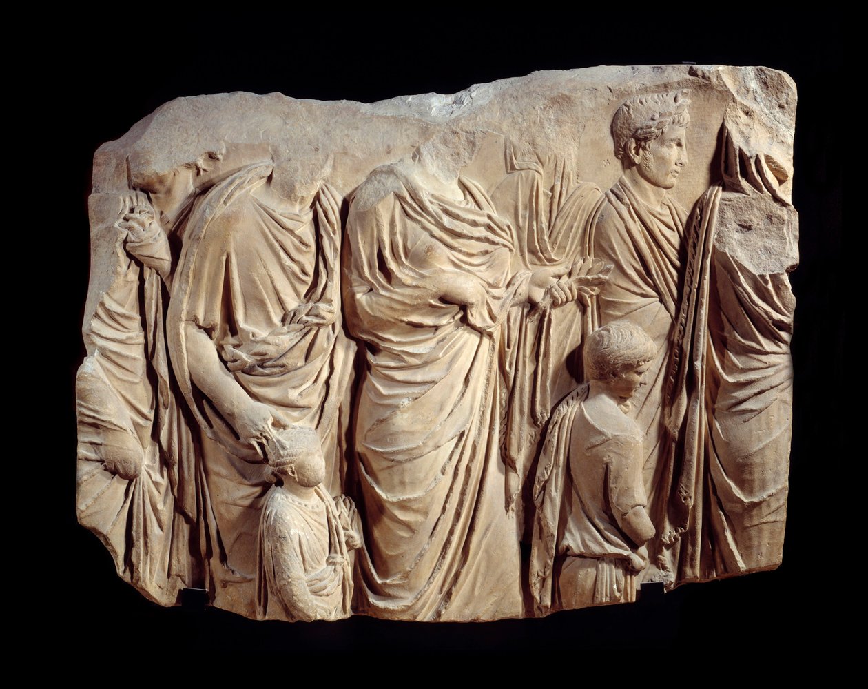 Romersk kunst: fragment af arkitektonisk relief i marmor fra processionen af Ara Pacis Augustae (fredens alter): procession, under et offer, af figurer i toga og børn. Omkring 13-9 f.Kr. Find i Rom (Champ de Mars Palais Fiano) søn. 1,1x1,4 m af Roman