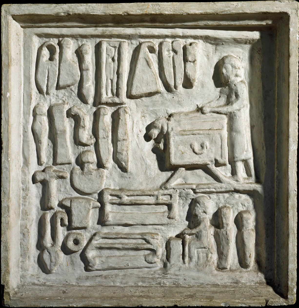 Romersk kunst: "" interiør af en bygning eller værksted med forskellige værktøjer""" Lavt relief. 1. århundrede e.Kr. Rom, Museo della Civilta Romana af Roman