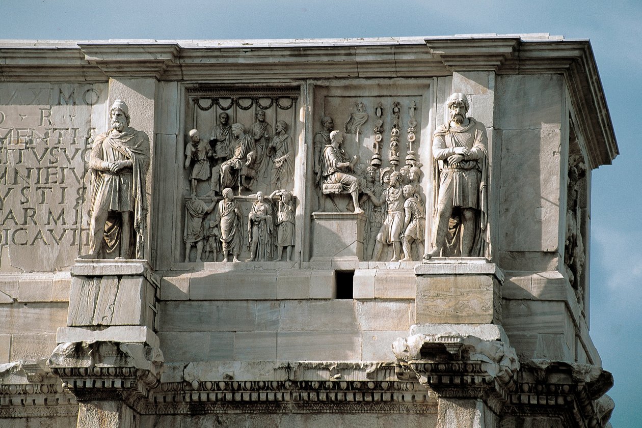 Romersk kunst: lavt marmorrelief, der repræsenterer fordelingen af tilskud til folket (venstre) og overgivelsen af en barbarisk leder (højre). 312-315 e.Kr. Konstantinbuen, Rom af Roman