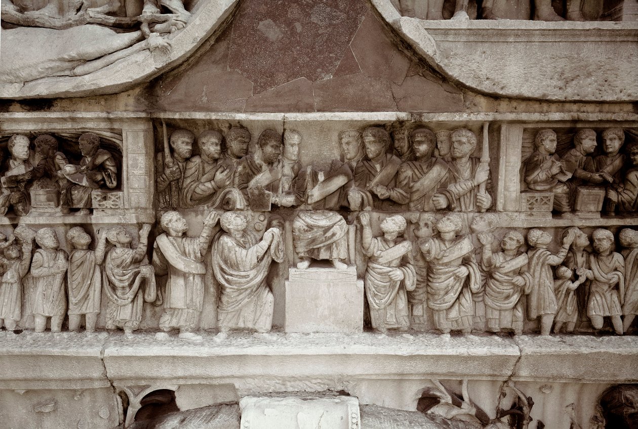 Romersk kunst: lavt marmorrelief, der repræsenterer fordelingen af tilskud til folket i Cesars forum. 312-315 e.Kr. Konstantinbuen, Rom - romersk kunst. Kejseren fordeler penge blandt folket (largitio). Relief, 312-315 e.Kr. Konstantbuen af Roman