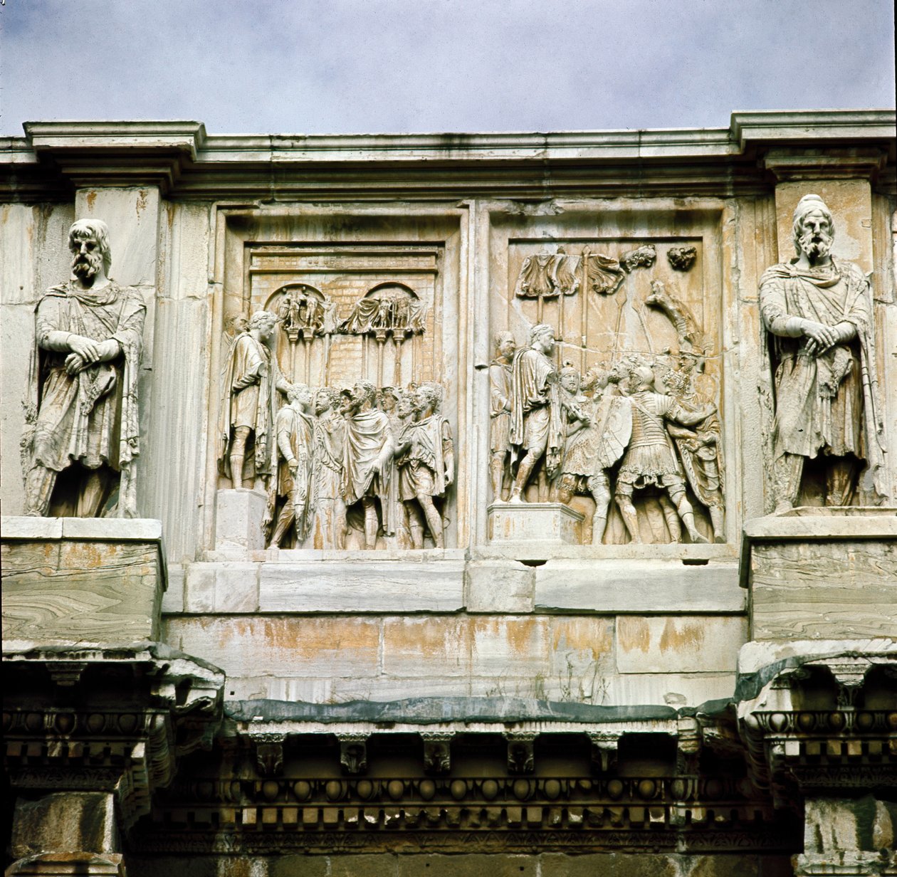 Romersk kunst: lavt marmorrelief, der repræsenterer fordelingen af tilskud til folket (venstre) og overgivelsen af en barbarisk leder (højre). 312-315 e.Kr. Konstantinbuen, Rom af Roman