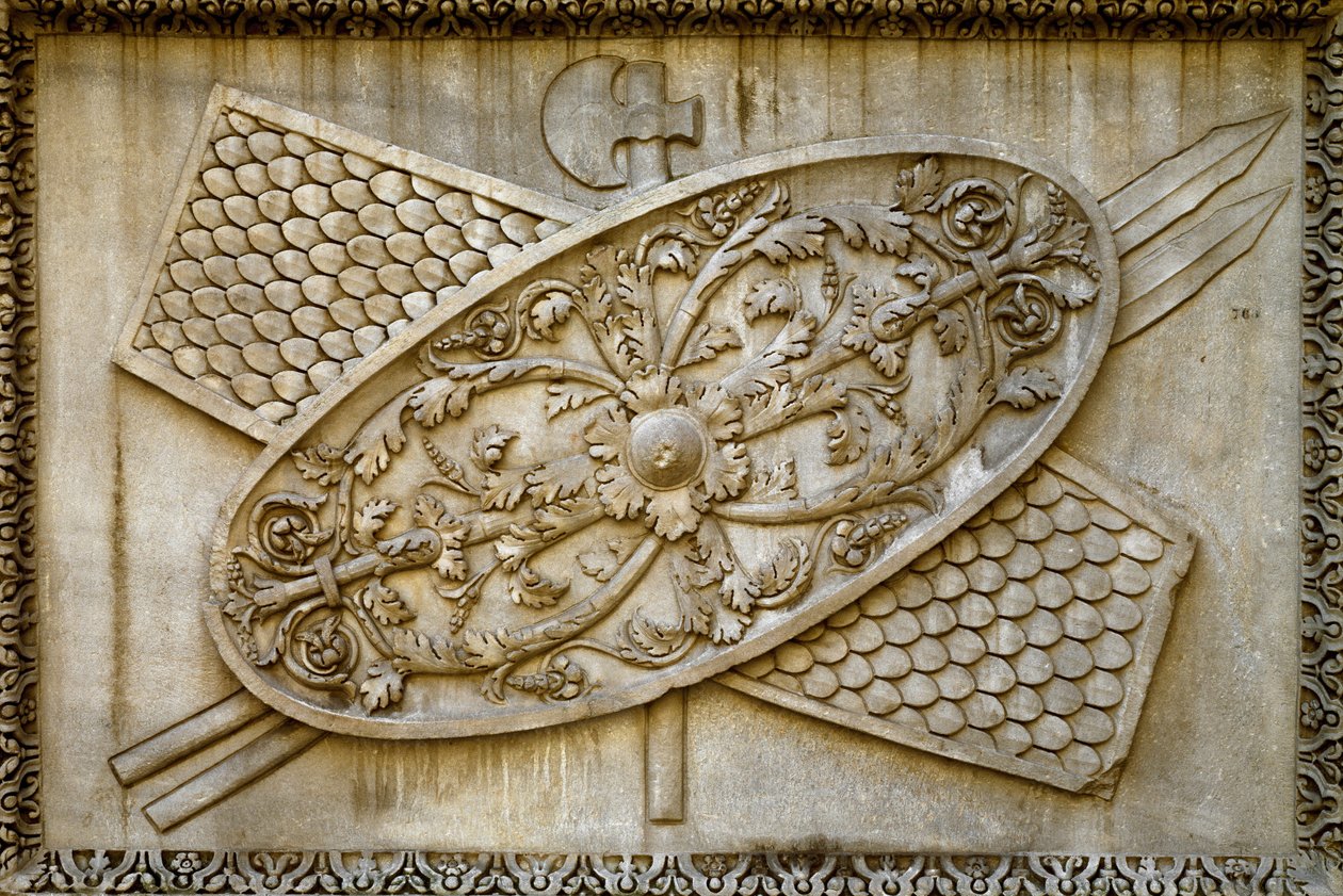 Romersk kunst: lavt relief dekorerer et skjold og våben fra den guddommelige Hadrians tempel. 145 e.Kr. Rom, Museo dei Conservatori af Roman