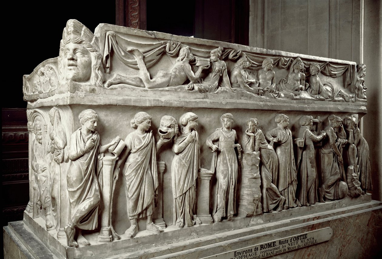 Romersk kunst: Marmorsarkofag dekorerer strømper, der viser muserne og en banketscene. Fra Ostia. 120-130 e.Kr. Paris, Louvre-museet af Roman