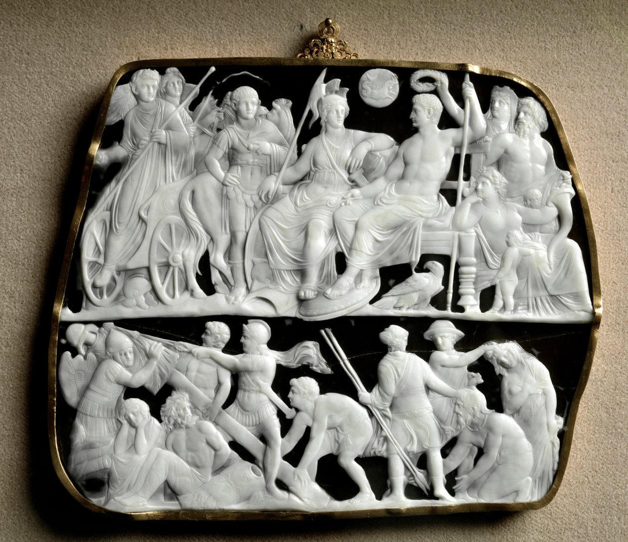 Romersk kunst: onyx cameo lavet af billedhuggeren Dioscuride (eller Dioscorides) på to niveauer. På toppen byder kejser Augustus (63 f.Kr.-14 e.Kr.), omgivet af mytologiske guder, sin efterfølger Tibere (42 f.Kr. - 37 e.Kr.) velkommen. Fra venstre mod højr af Roman