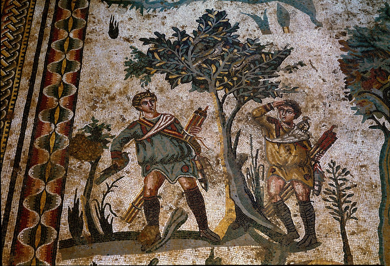 Romersk kunst: to fuglejægere placeret under et træ. Detalje af mosaik af "" Det lille jagtselskab"" 315-350 e.Kr. Piazza Armerina, Villa Romana del Casale af Roman