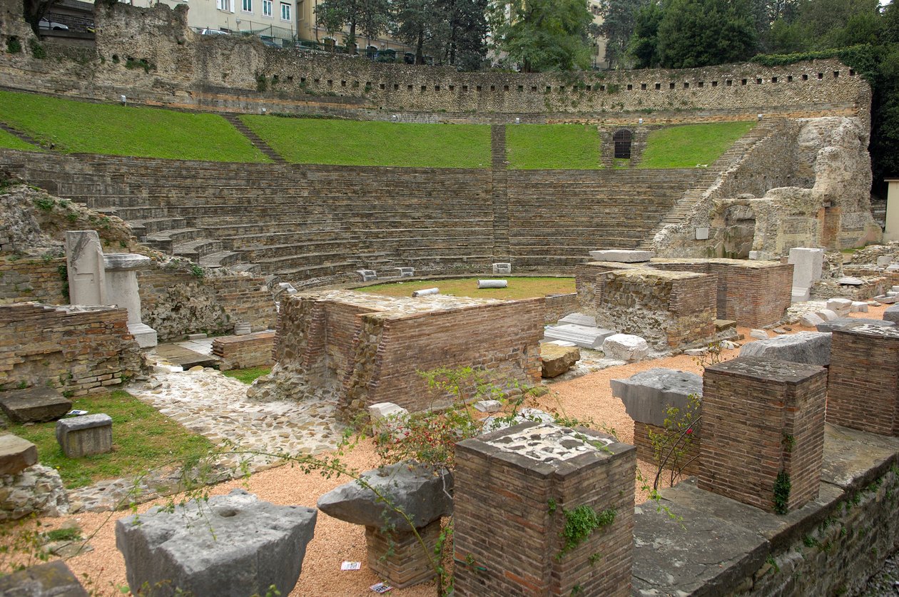 Romersk kunst: udsigt over det romerske teater (1. f.Kr.), Trieste Italien (foto) af Roman