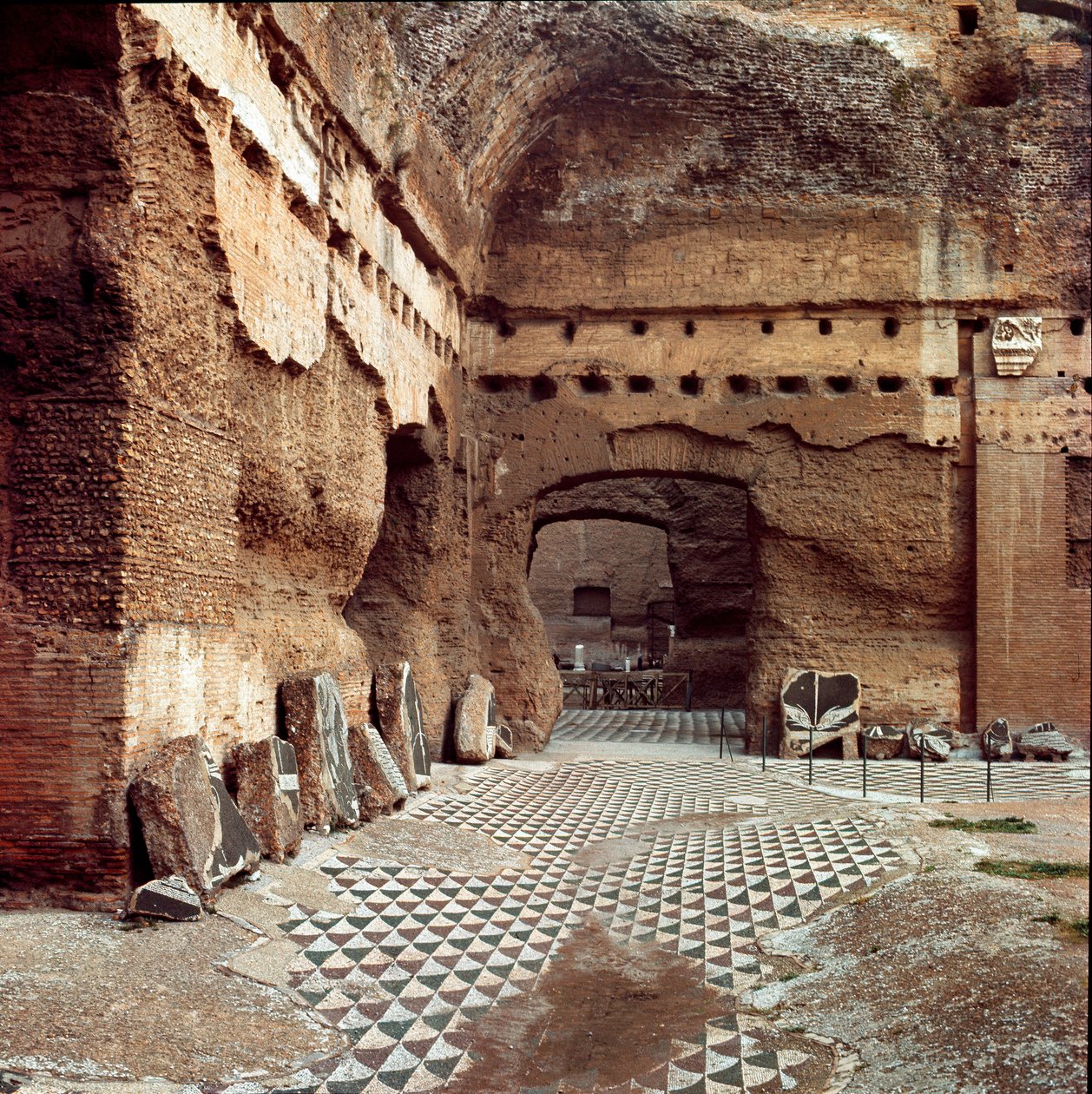 Romersk kunst: udsigt over caldarium (calidarium) i de termiske bade i Caracalla i Rom. De blev bygget af kejseren af samme navn (ca. 217). Rom af Roman