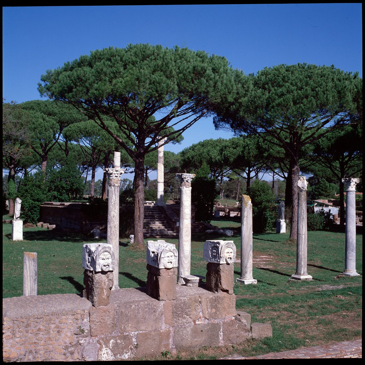 Romersk kunst: udsigt over ruinerne af Ceres-templet, det arkæologiske sted i Ostia af Roman