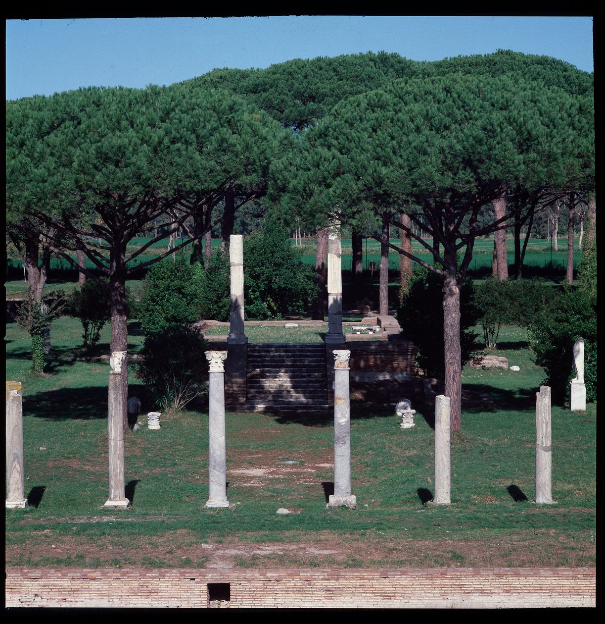 Romersk kunst: udsigt over ruinerne af Ceres-templet, det arkæologiske sted i Ostia af Roman