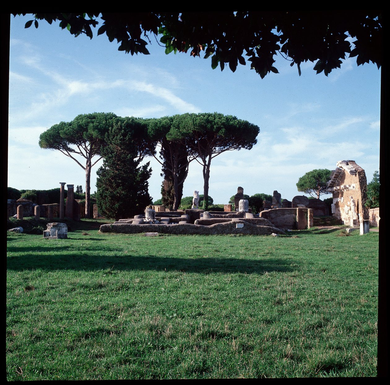 Romersk kunst: udsigt over ruinerne af templet i Rom og Augustus, det arkæologiske sted i Ostia af Roman