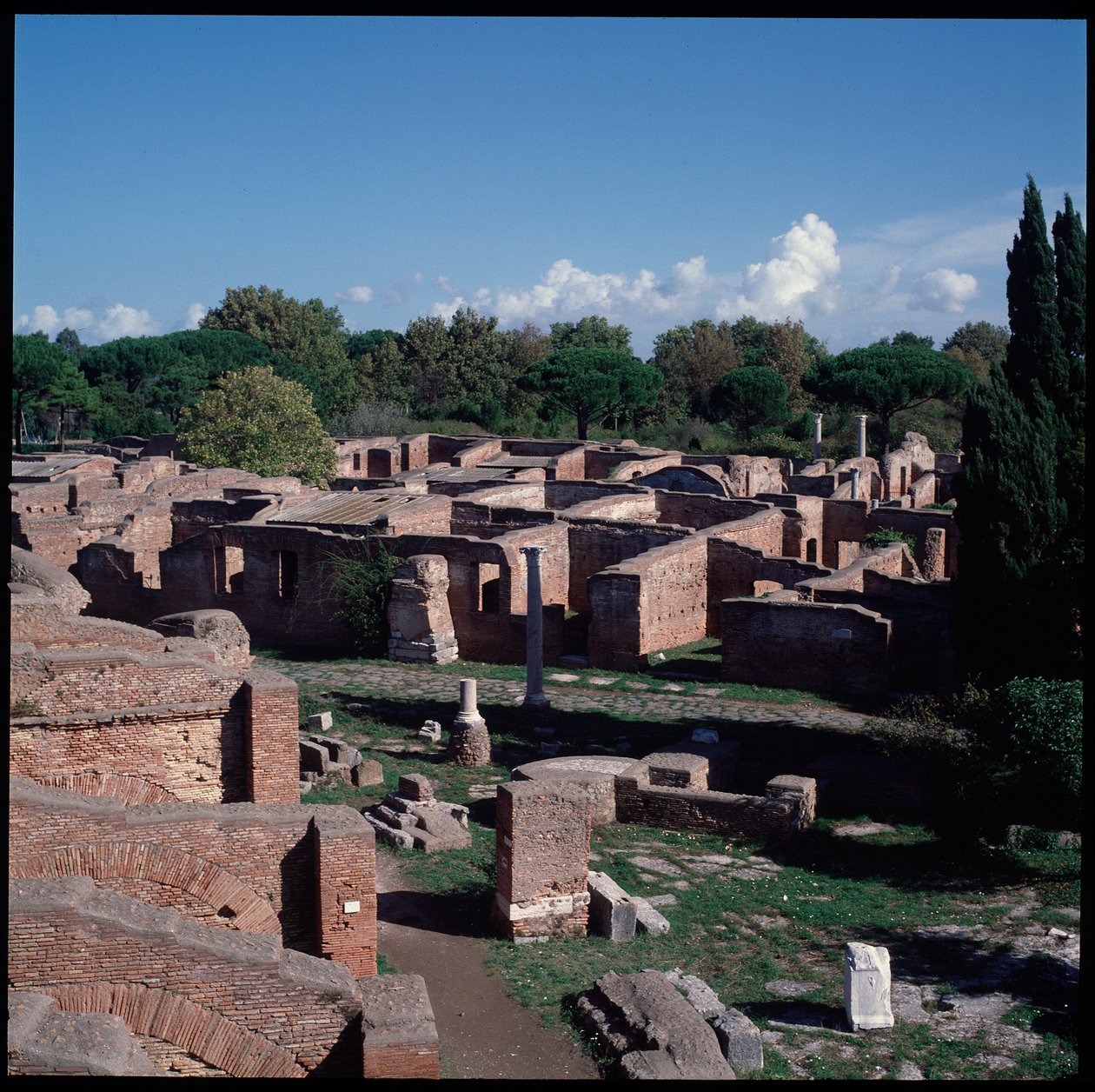 Romersk kunst: udsigt over ruinerne af det arkæologiske sted Ostia af Roman