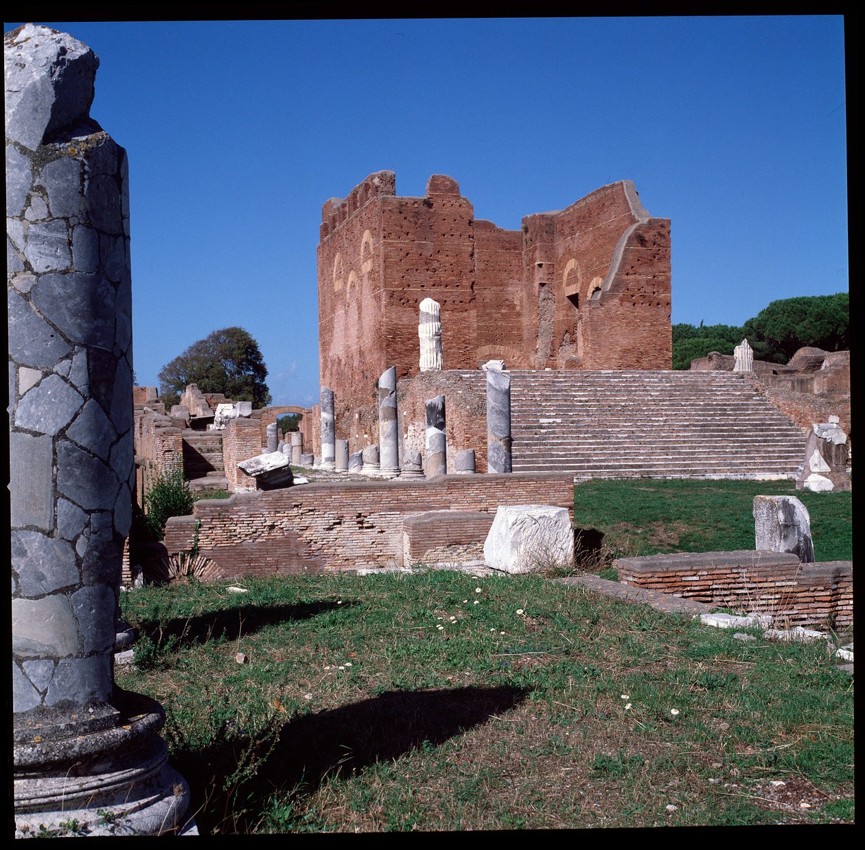 Romersk kunst: udsigt over ruinerne af hovedstaden, det arkæologiske sted i Ostia af Roman