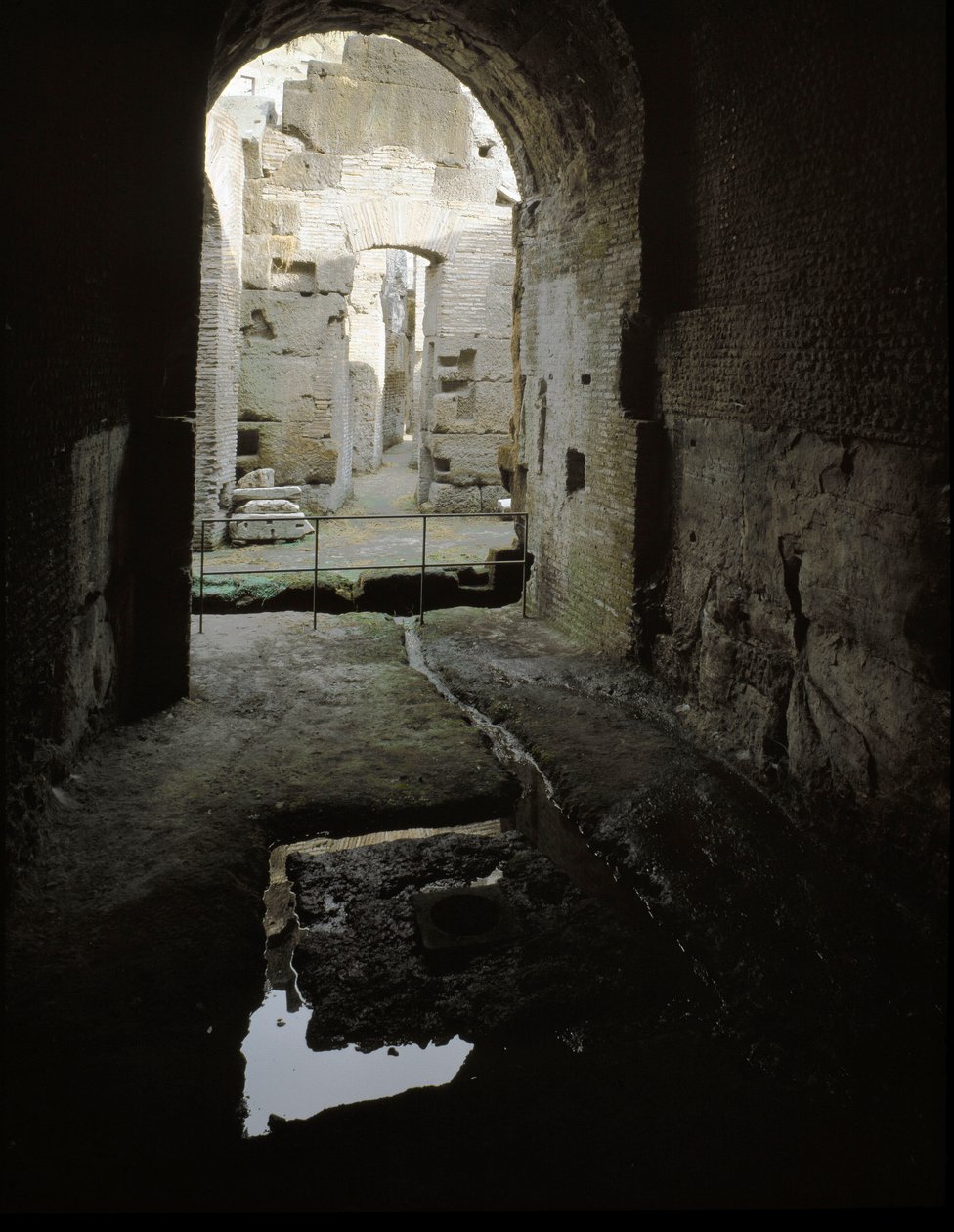 Romersk kunst: udsigt over de underjordiske passager i Colisee (Colosseo) i Rom, Italien af Roman