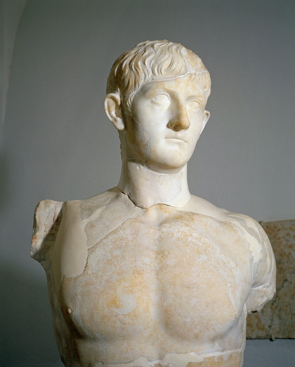 Romersk civilisation, marmorstatue af Drusus III, søn af Germanicus og Agrippina den Ældre fra Roselle, Augusteum, Toscana-regionen, Italien af Roman