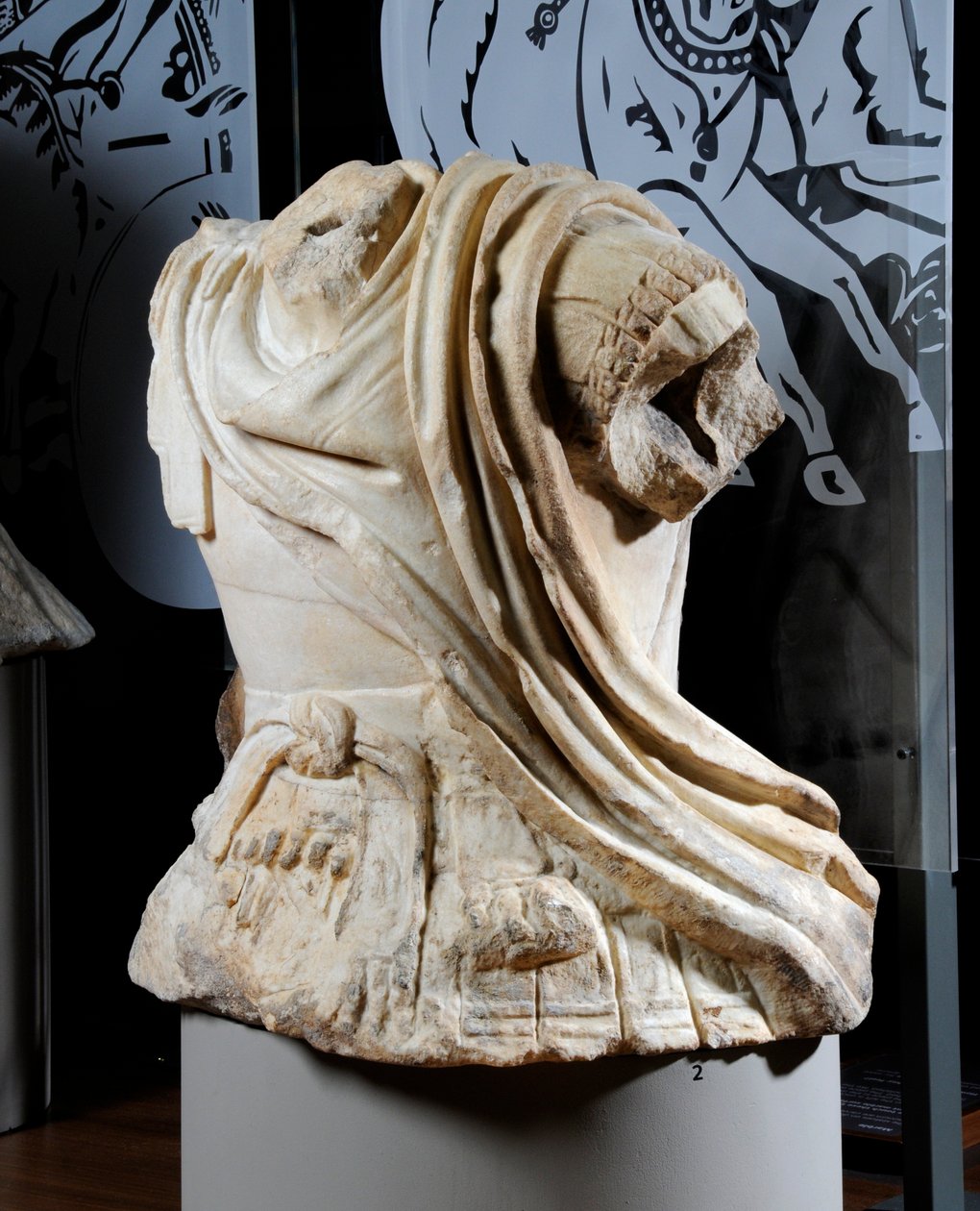 Skulpteret torso af en kavalerist menes at være en kopi af en original bronzestatue af Alexander den Store, ca. 75-25 f.Kr. (marmor) (se også 371174) af Roman