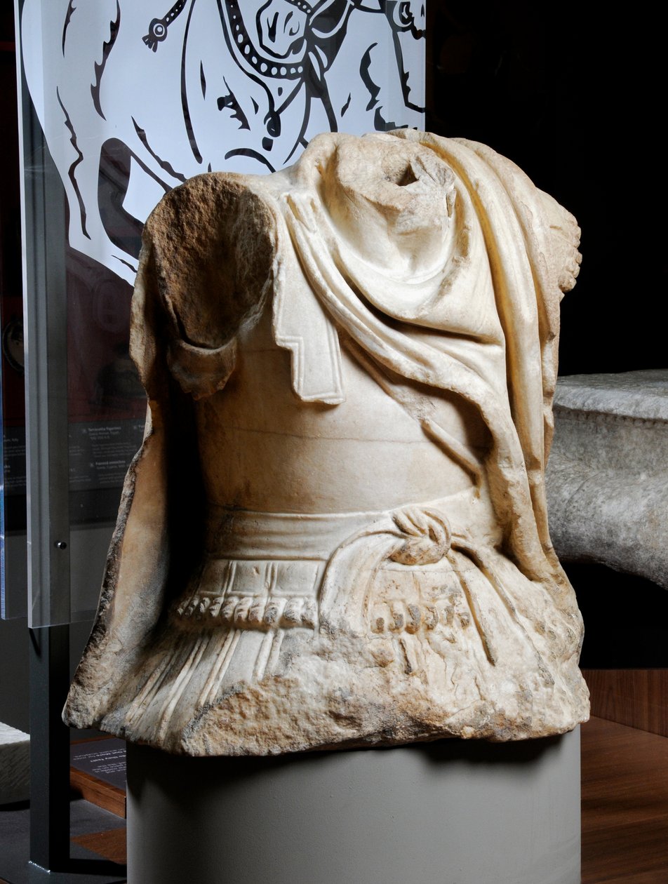Skulpteret torso af en kavalerist menes at være en kopi af en original bronzestatue af Alexander den Store, ca. 75-25 f.Kr. (marmor) (se også 371175) af Roman