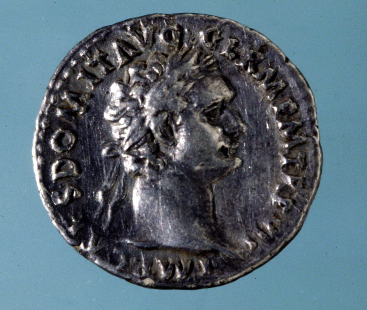 Sølvmønt med billedkunst af den romerske kejser Domitian (51 - 96). Samling af Medagliere i Milano. af Roman