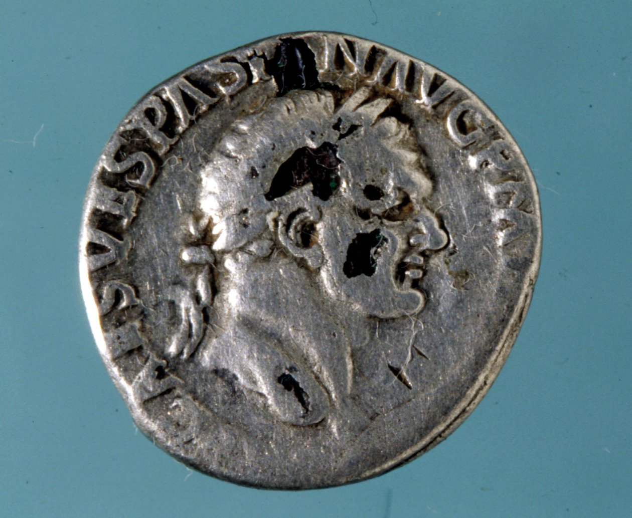 Sølvmønt med billedkunst af den romerske kejser Vespasian (9 - 79). af Roman