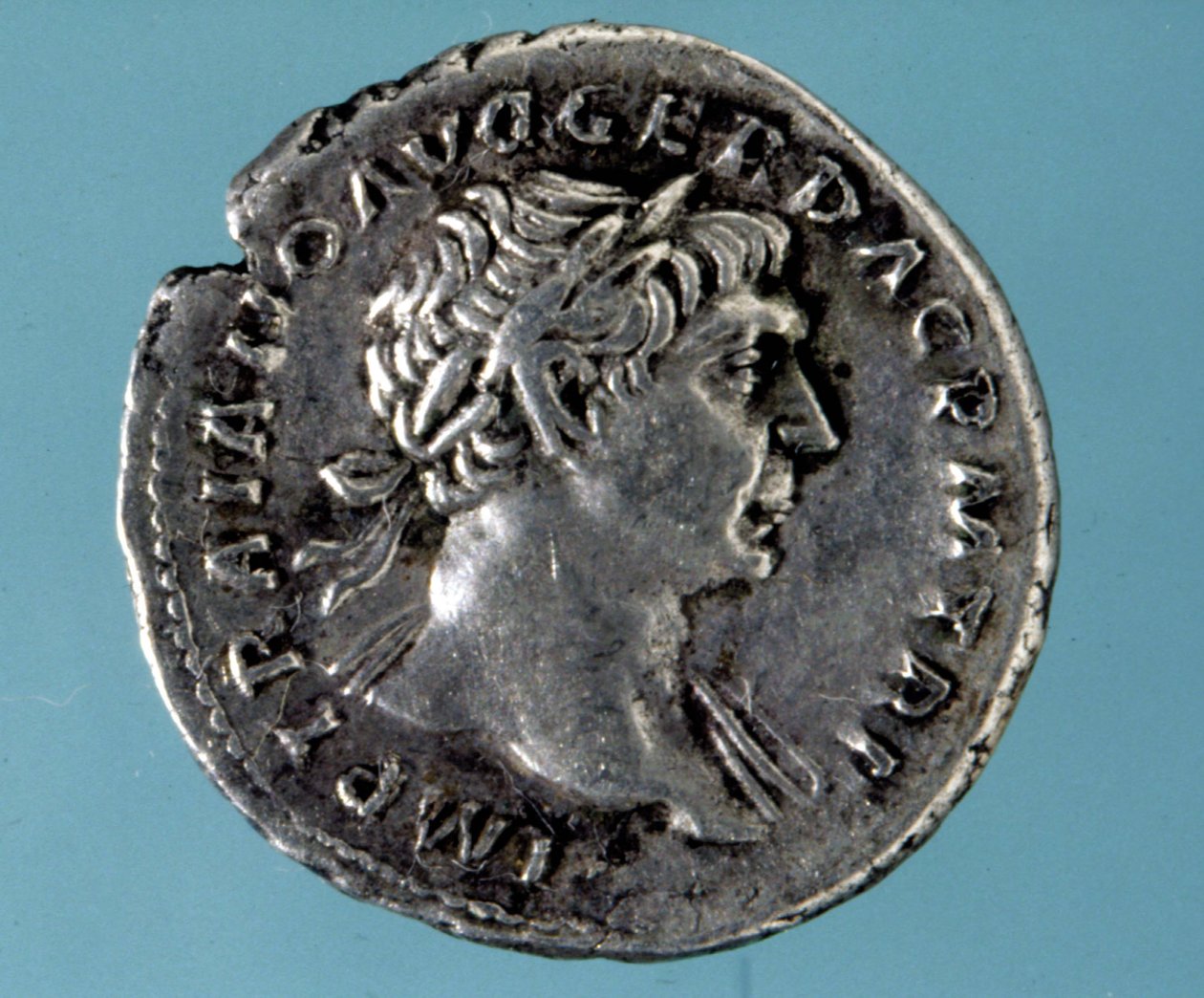 Sølvmønt med billedkunst af den romanske kejser Trajan (53 - 117). Samling af medagliere i Milano. af Roman