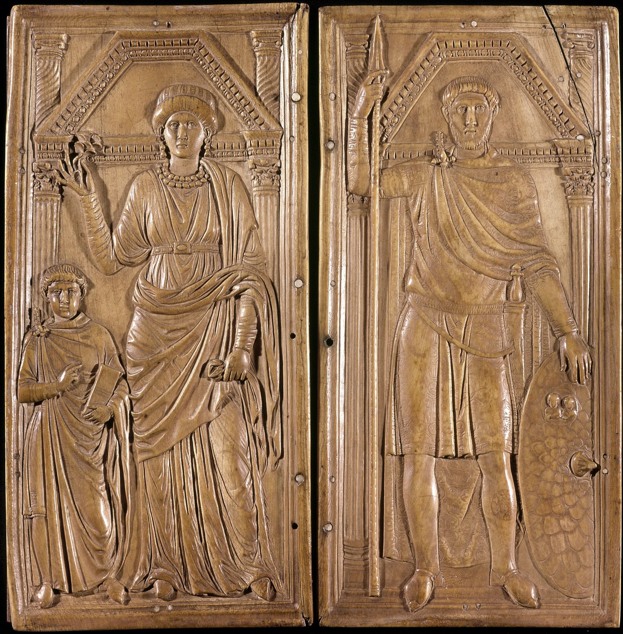 Stilicon (Flavius Stilicho eller Stiliccho, 360-408), general og politiker fra det antikke Rom af barbarisk oprindelse (vandalfar og romersk mor). "" Diptych of Stilicon"": Stilicon-pistol og hans kone Serena og hans søn Eucherio. Elfenben omkring 400. Tre af Roman