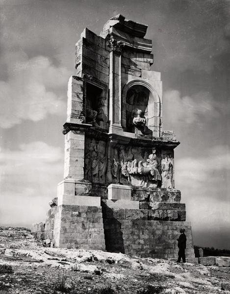Monumentet af Philopappos (90-115) c.116 (s/h foto) af Roman