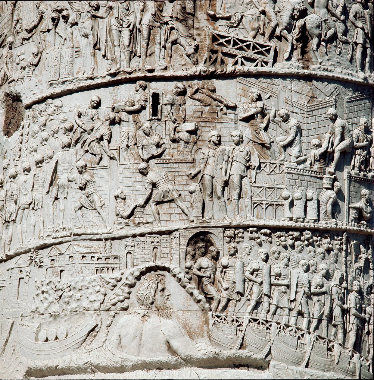 De romerske legioner sejler i Ancona under beskyttelse af Neptun, øverst opførelsen af fæstningsværker Detalje af søjlen af Trajan (søjle Trajane) (Colonna Traiana) i Rom bygget under kejser Trajans regeringstid (53-117). Trajane-søjlen komm af Roman