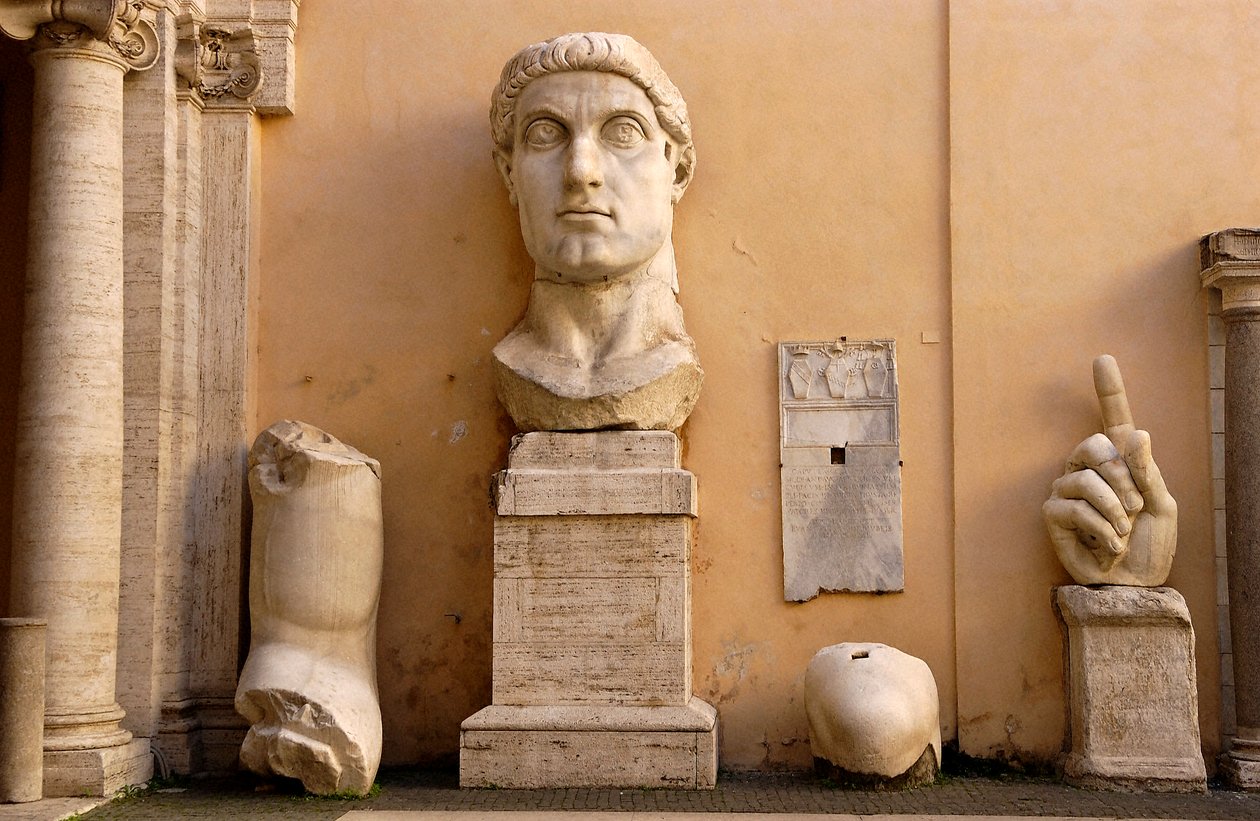 Gården til De Konservatives Palads (Palazzo dei conservatori) ved Musei Capitolini (Capitol): fragmenter af den kolossale statue af Konstantin fra 313-324 e.Kr. (marmor) af Roman