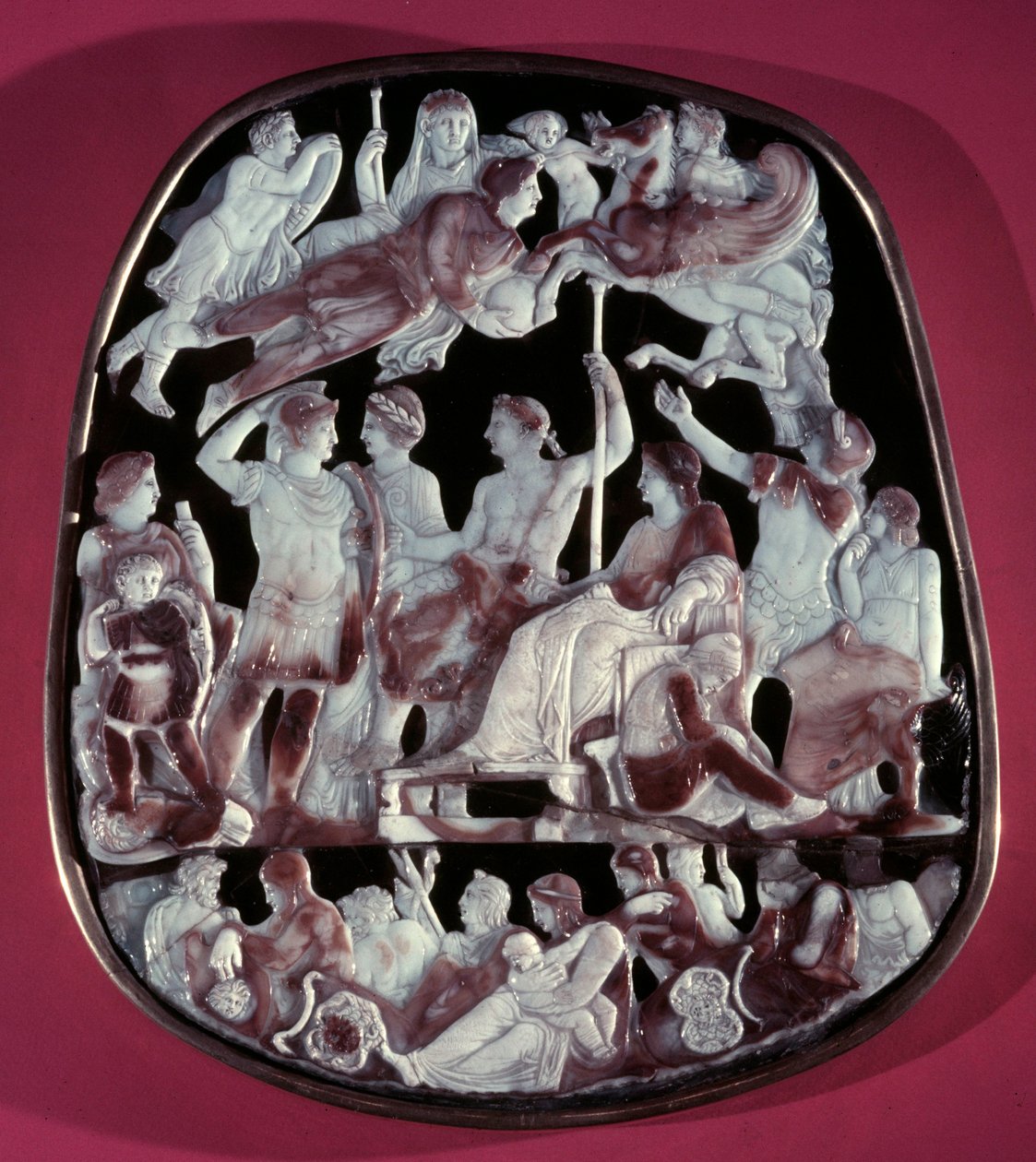 Den store cameo af det hellige kapel eller kamee af Augustus apoteose: 24 figurer er repræsenteret, inklusive den romerske kejser Augustus (i midten), Cæsar Germanicus, Tibere, Nero, Caligula og Livie (Livia Drusilla Augusta, 58 f.Kr.). Øverst af Roman