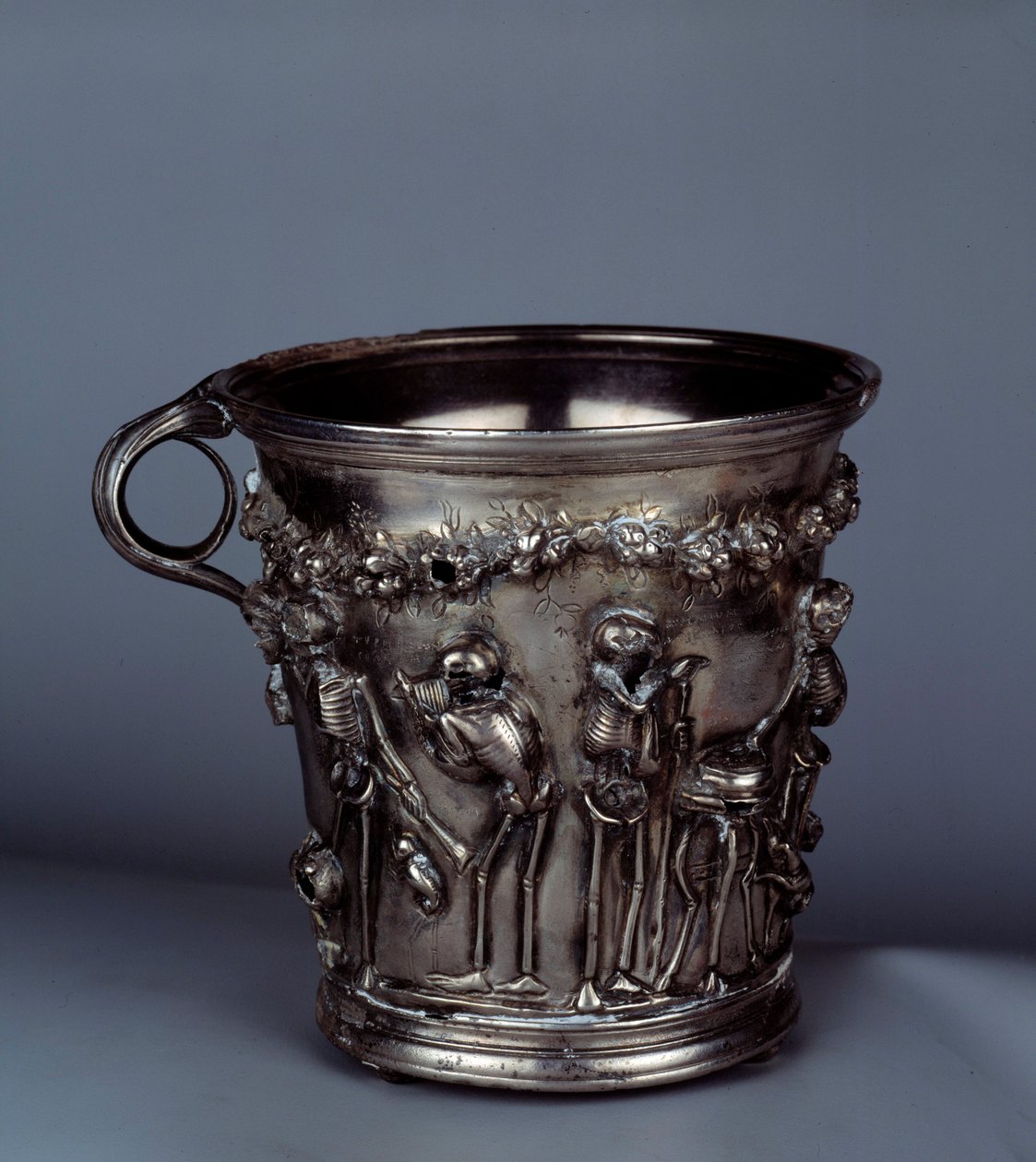 Tresor de Boscoreale: timbale med skeletter. Slutningen af det 1. århundrede f.Kr.- 1. århundrede e.Kr. Paris, Louvre-museet af Roman