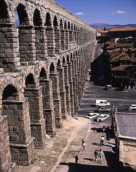 Udsigt langs den romerske akvædukt, bygget i det 1. århundrede e.Kr. (foto) af Roman