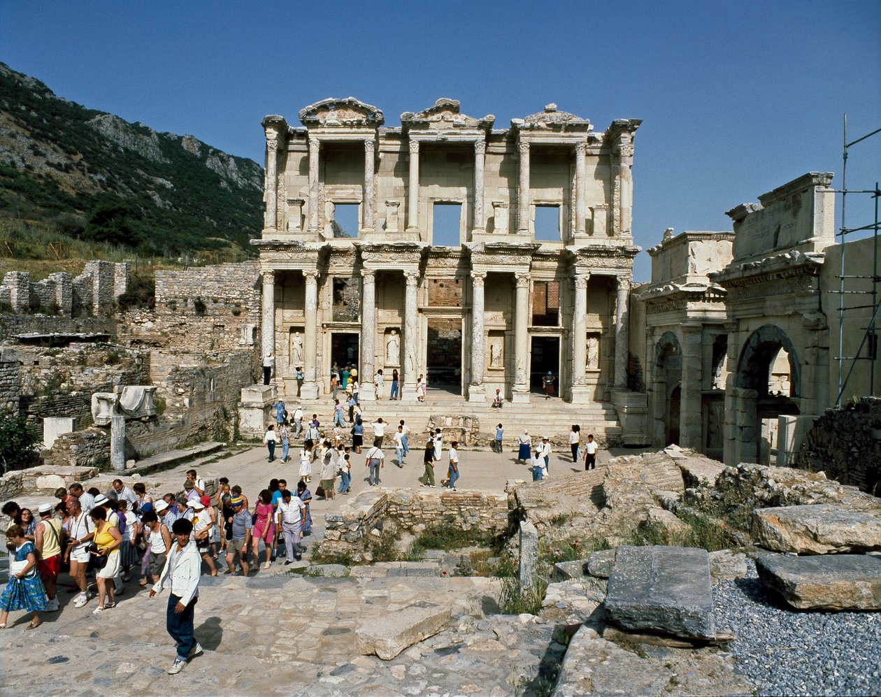 Udsigt over Celsus-biblioteket, bygget i 117. Detalje af frise af Roman