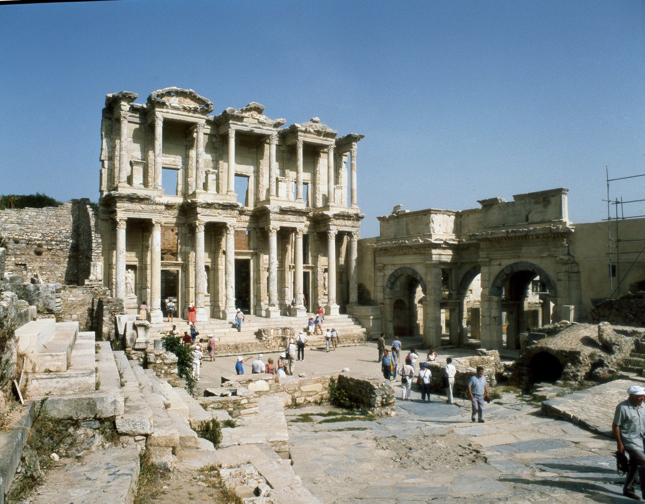 Udsigt over Celsus-biblioteket, bygget i 117. Detalje af frise af Roman