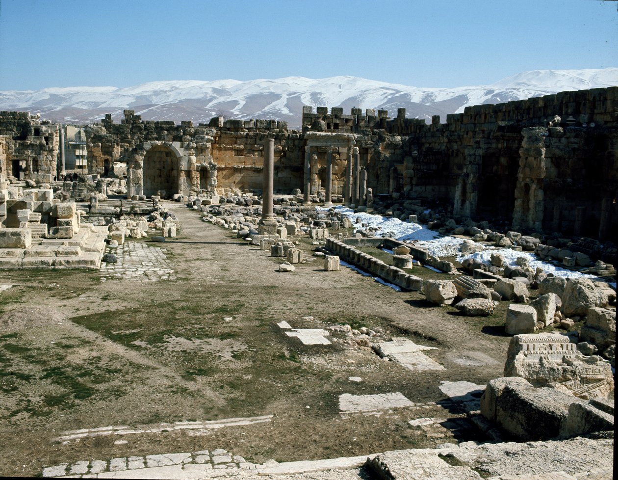 Udsigt over den store domstol i det gamle Heliopolis tempelkompleks, 2. århundrede af Roman