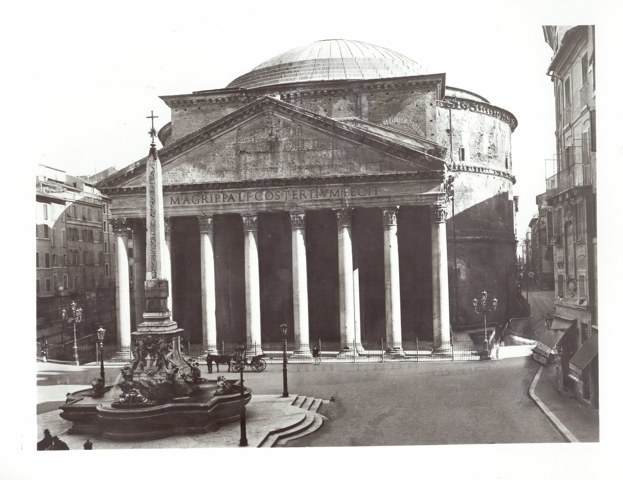 Udsigt over Pantheon og den egyptiske obelisk på Piazza della Rotunda af Roman