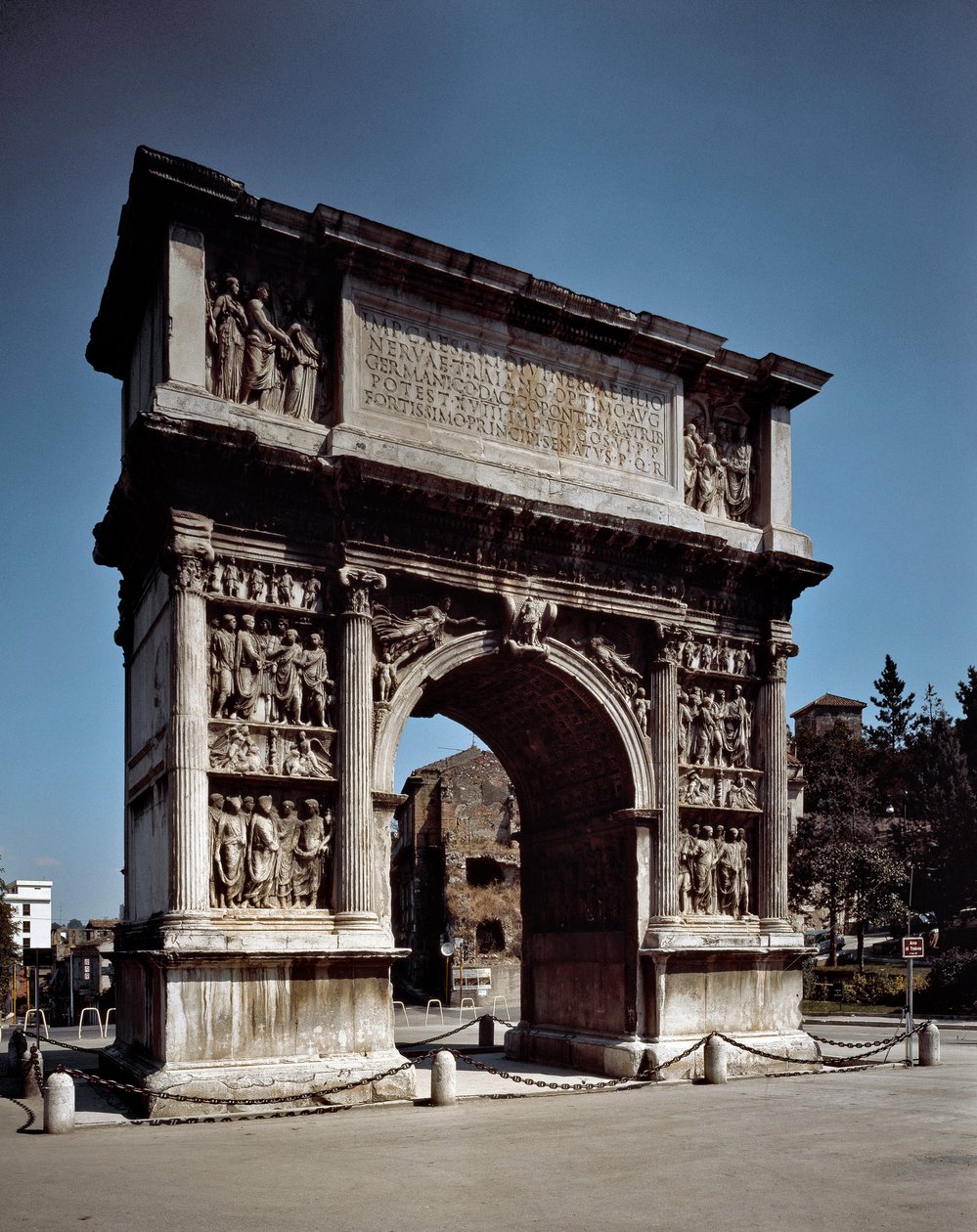 Udsigt over buen af Trajan Benevent, bygget mellem 114 og 117 (fotografi) af Roman