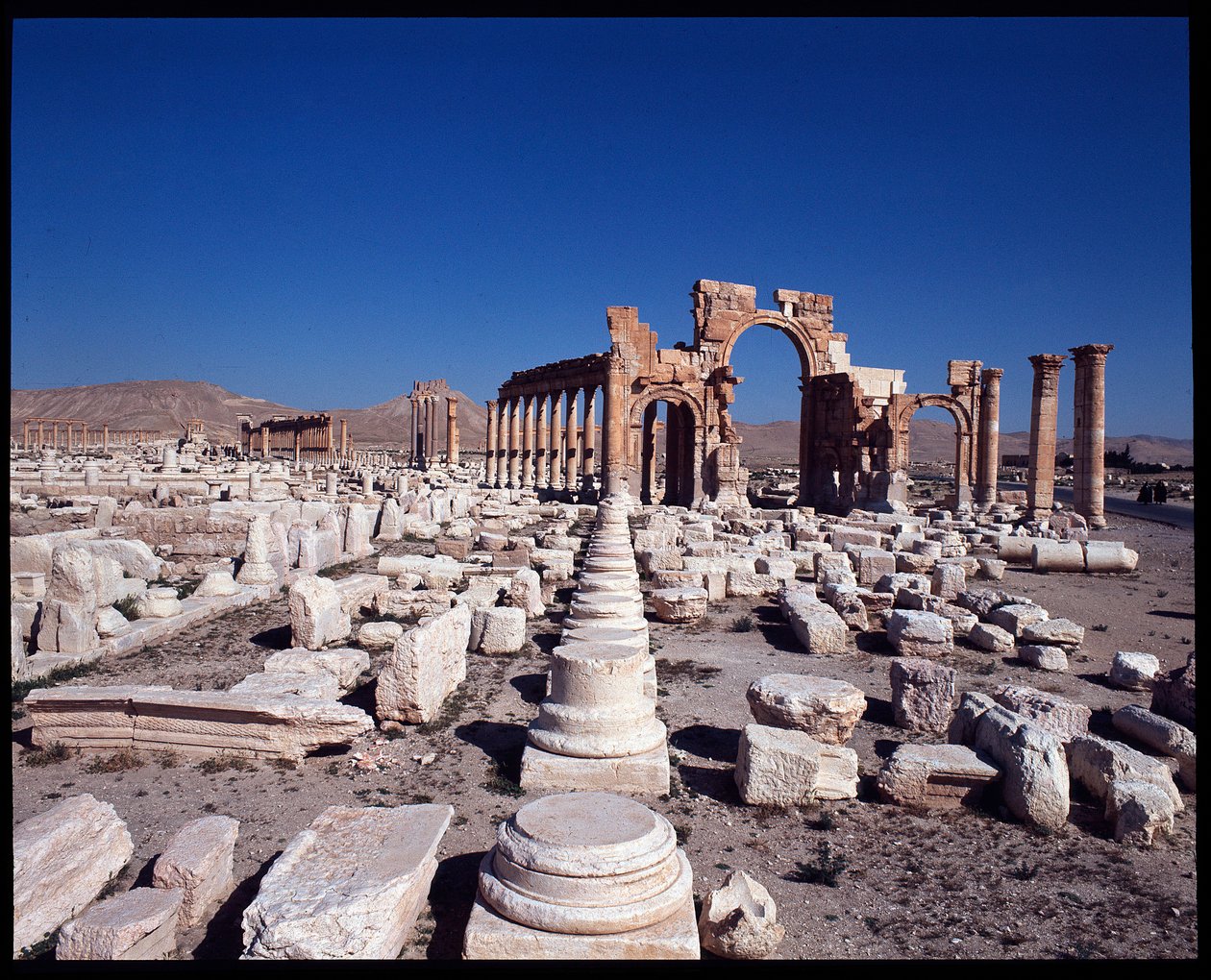Udsigt over den store søjlegang og den monumentale bue (det tidlige 3. århundrede e.Kr.) Fotografi af Roman