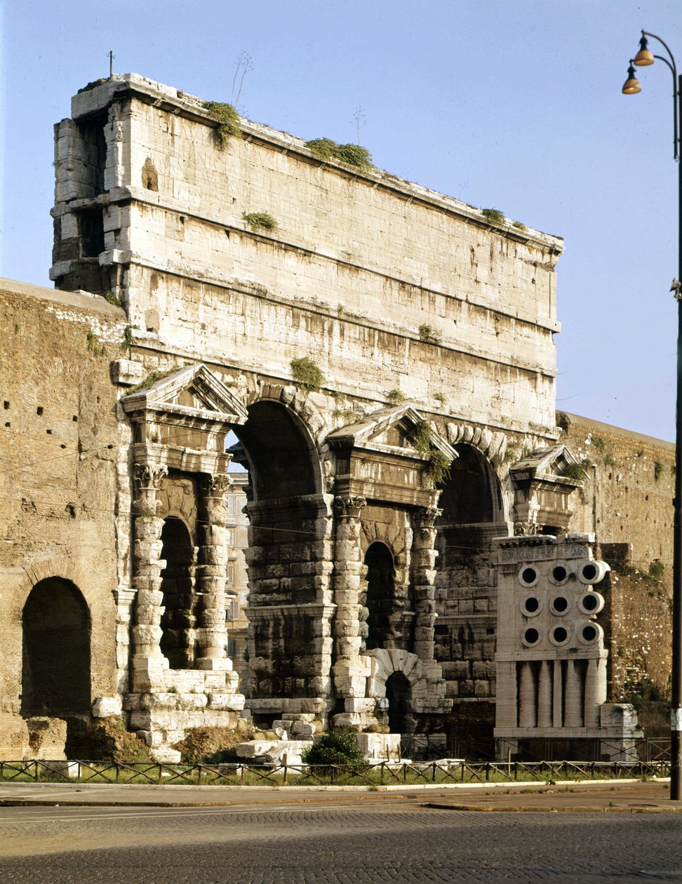 Udsigt over Maggiore-porten (major), dette er det punkt, hvor Claudes akvædukt ender i 38 ap. JC. Rom af Roman