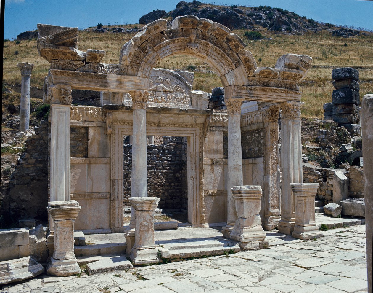 Udsigt over Hadrians tempel på gaden Curetes. af Roman