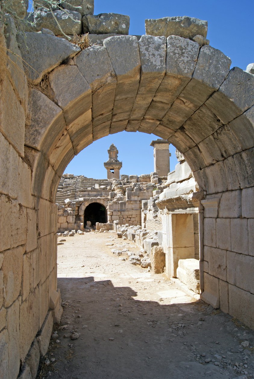 Udsigt gennem den hvælvede indgang til Xanthos-teatret ind i orkestergraven, der viser søjle og Harpy-grav, Xanthos, Tyrkiet (foto) af Roman