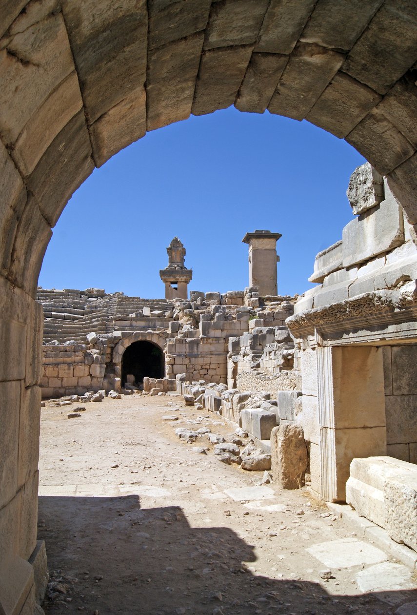 Udsigt gennem den hvælvede indgang til Xanthos-teatret ind i orkestergraven, der viser søjle og Harpy-grav, Xanthos, Tyrkiet (foto) af Roman