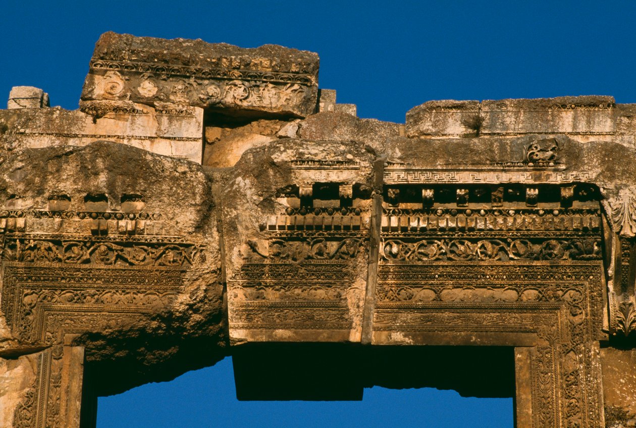 Bacchus tempel, detalje af døroverliggeren, højkejserperiode 27 f.Kr.-395 e.Kr. foto af Roman Imperial Period