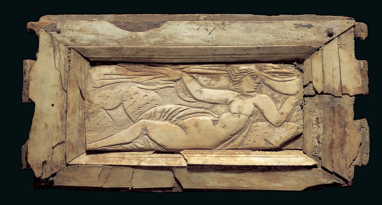 Indrammet plakette med en kvindefigur, fra Egypten, slutningen af 3. til begyndelsen af 4. århundrede e.Kr. (knogle) af Roman Period Egyptian