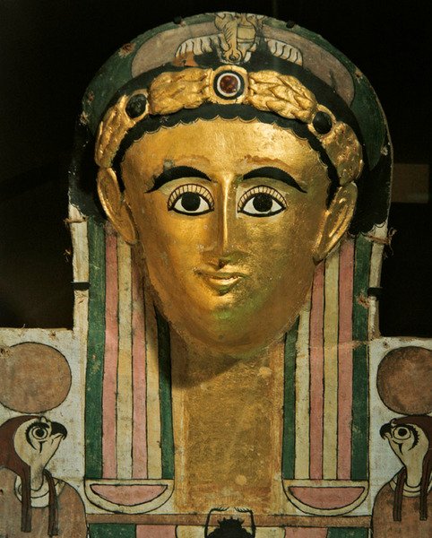 Mumie kartonnage hoved af kasser, fra Deir el-Medina, Theben, midten af 2. århundrede (malet linned og forgyldt stuk) af Roman Period Egyptian