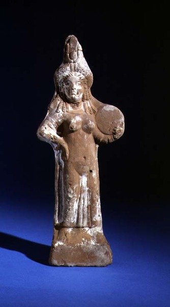Statuette af gudinden Isis, der holder en tympanon (malet terracotta) af Roman Period Egyptian