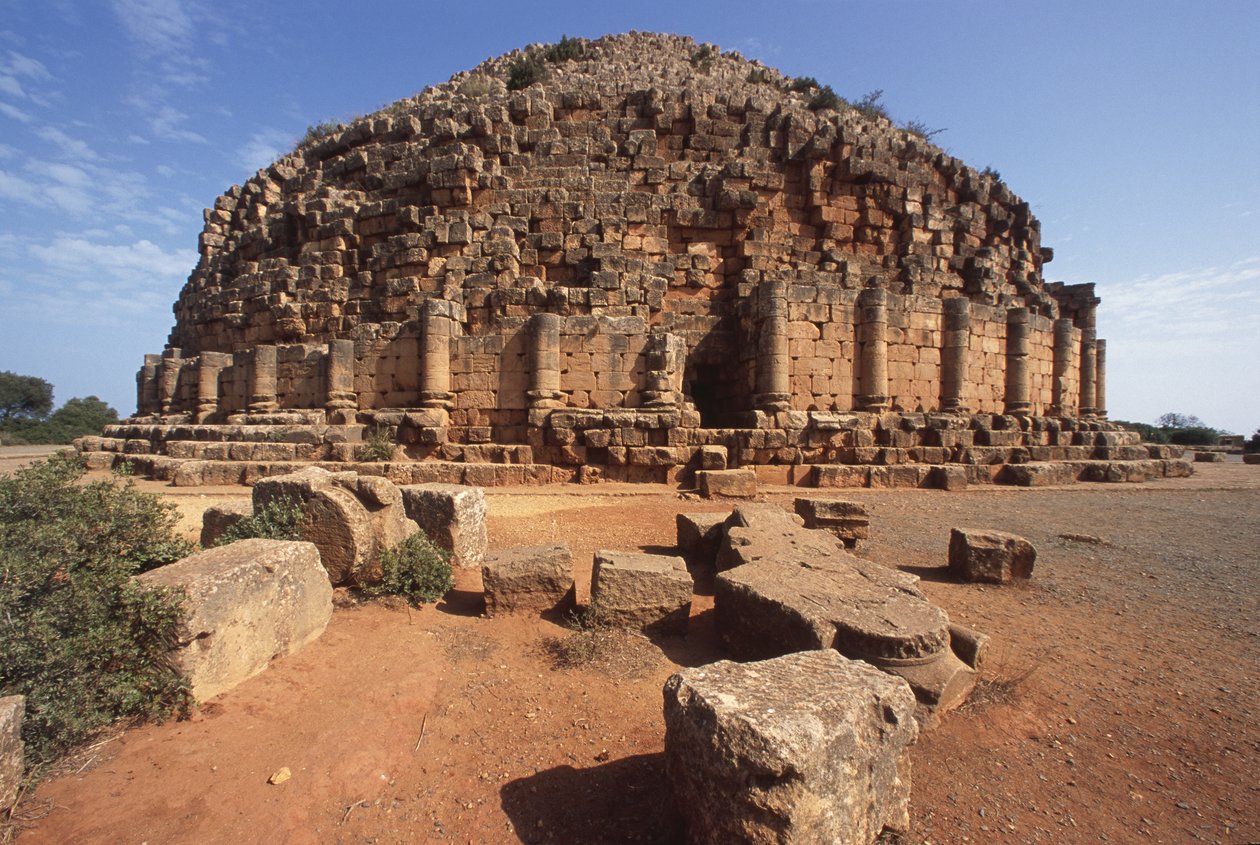 Royal Mausoleum of Mauretania, kaldet den kristnes grav på grund af korsene støbt på de falske døre (se også 233874) af Roman Republican Period