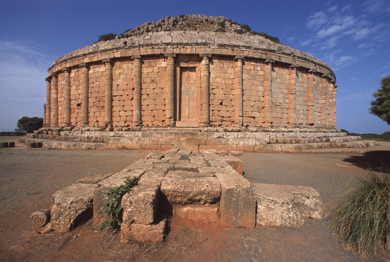 Mauretaniens kongelige mausoleum, kaldet den kristnes grav på grund af korsene støbt på de falske døre (se også 233873) af Roman Republican Period