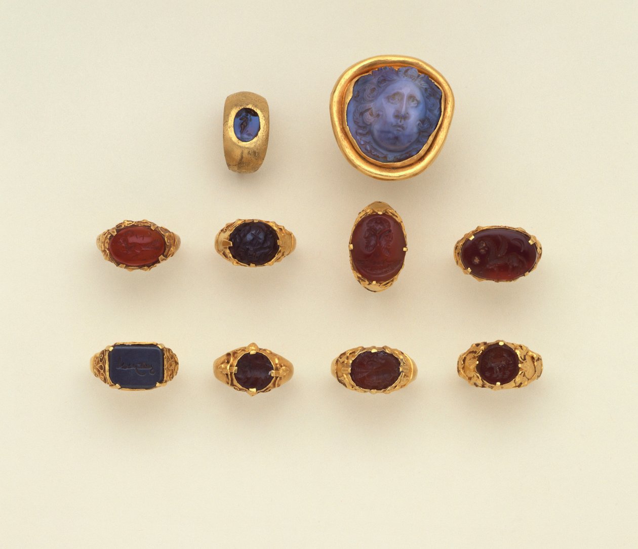 En romersk guld- og kalcedon dybring, en stor romersk blågrå kalcedon Medusa hoved cameo og et udvalg af ringe, to ringe i Seljuk stil (kalcedon) af Roman Roman